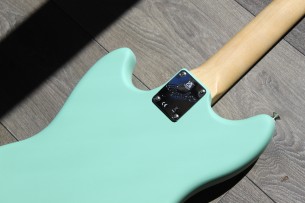 FENDER "American Performer Mustang Bass, Rosewood Fingerboard, Satin Surf Green" GIGBAG