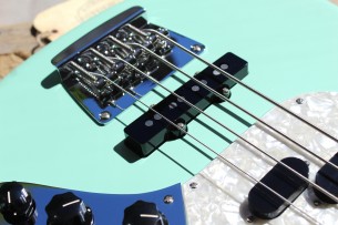 FENDER "American Performer Mustang Bass, Rosewood Fingerboard, Satin Surf Green" GIGBAG