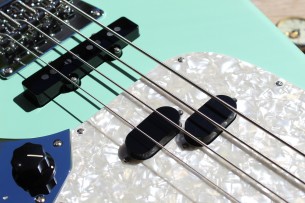 FENDER "American Performer Mustang Bass, Rosewood Fingerboard, Satin Surf Green" GIGBAG
