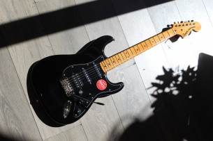 Squier "Classic Vibe '70s Stratocaster HSS Black" by FENDER
