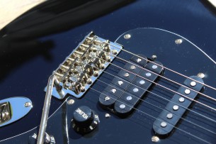 Squier "Classic Vibe '70s Stratocaster HSS Black" by FENDER