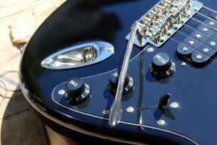 Squier "Classic Vibe '70s Stratocaster HSS Black" by FENDER