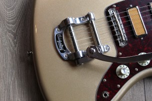 FENDER "Gold Foil Jazzmaster, Ebony Fingerboard, Shoreline Gold" GIGBAG, 3, 76 KG