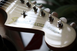 FENDER "Gold Foil Jazzmaster, Ebony Fingerboard, Shoreline Gold" GIGBAG, 3, 76 KG