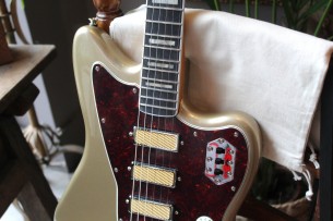 FENDER "Gold Foil Jazzmaster, Ebony Fingerboard, Shoreline Gold" GIGBAG, 3, 76 KG