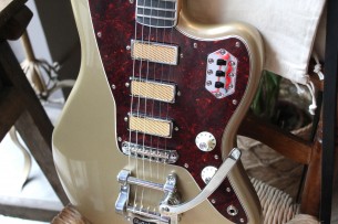 FENDER "Gold Foil Jazzmaster, Ebony Fingerboard, Shoreline Gold" GIGBAG, 3, 76 KG