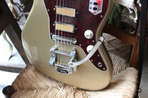 FENDER "Gold Foil Jazzmaster, Ebony Fingerboard, Shoreline Gold" GIGBAG, 3, 76 KG