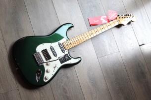 FENDER "Limited Edition Player Stratocaster HSS, Maple Fingerboard, British Racing Green" GIGBAG, 3, 89 KG