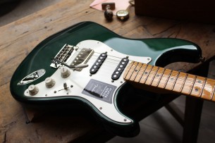 FENDER "Limited Edition Player Stratocaster HSS, Maple Fingerboard, British Racing Green" GIGBAG, 3, 89 KG