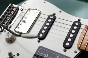 FENDER "Limited Edition Player Stratocaster HSS, Maple Fingerboard, British Racing Green" GIGBAG, 3, 89 KG