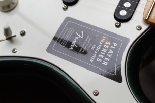 FENDER "Limited Edition Player Stratocaster HSS, Maple Fingerboard, British Racing Green" GIGBAG, 3, 89 KG