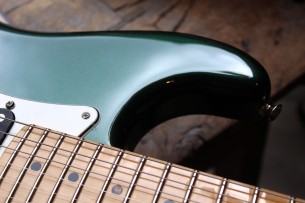 FENDER "Limited Edition Player Stratocaster HSS, Maple Fingerboard, British Racing Green" GIGBAG, 3, 89 KG