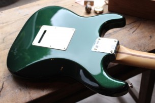 FENDER "Limited Edition Player Stratocaster HSS, Maple Fingerboard, British Racing Green" GIGBAG, 3, 89 KG