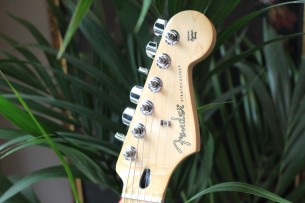 FENDER "Limited Edition Player Stratocaster HSS, Maple Fingerboard, British Racing Green" GIGBAG, 3, 89 KG