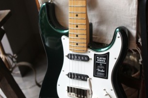 FENDER "Limited Edition Player Stratocaster HSS, Maple Fingerboard, British Racing Green" GIGBAG, 3, 89 KG