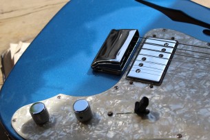 FENDER "American Vintage II 1972 Telecaster Thinline, Maple Fingerboard, Lake Placid Blue" HARDCASE