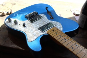 FENDER "American Vintage II 1972 Telecaster Thinline, Maple Fingerboard, Lake Placid Blue" HARDCASE
