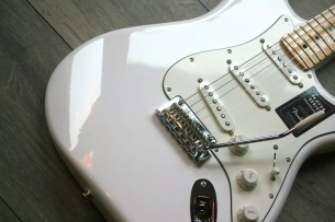 FENDER "Player Stratocaster with Maple Fretboard Polar White"