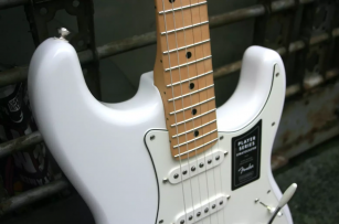FENDER "Player Stratocaster with Maple Fretboard Polar White"