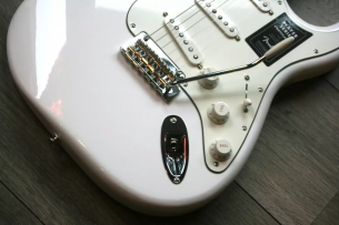 FENDER "Player Stratocaster with Maple Fretboard Polar White"