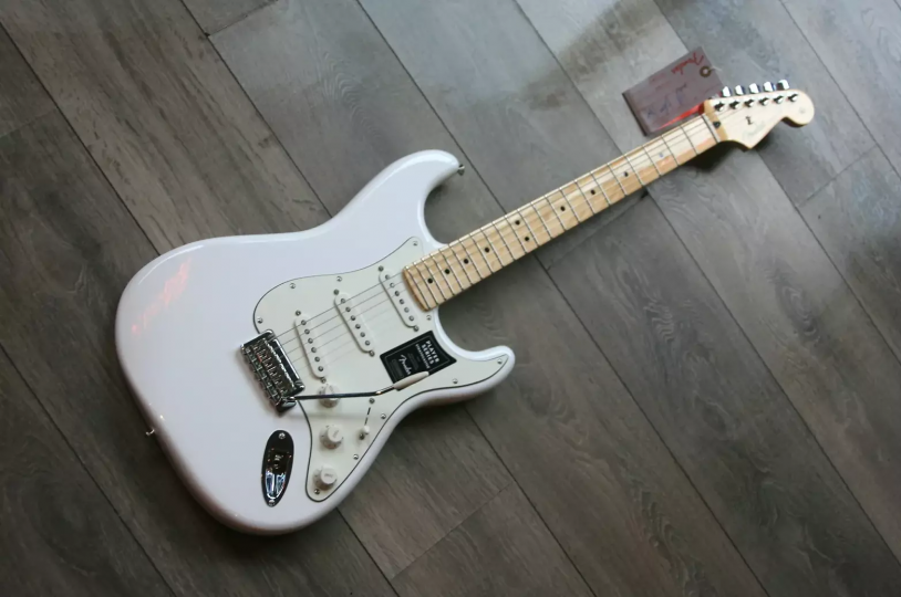 FENDER "Player Stratocaster with Maple Fretboard Polar White"