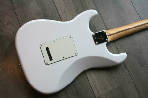 FENDER "Player Stratocaster with Maple Fretboard Polar White"