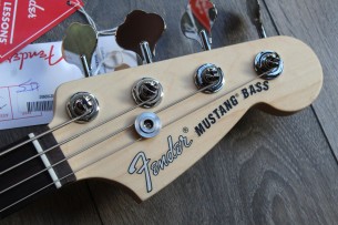 Fender “American Performer Mustang Bass, Aubergine,Rosewood “