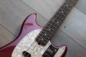 Fender “American Performer Mustang Bass, Aubergine,Rosewood “
