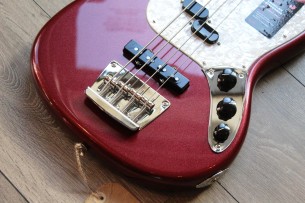 Fender “American Performer Mustang Bass, Aubergine,Rosewood “