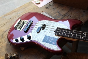 Fender “American Performer Mustang Bass, Aubergine,Rosewood “