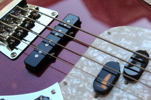 Fender “American Performer Mustang Bass, Aubergine,Rosewood “