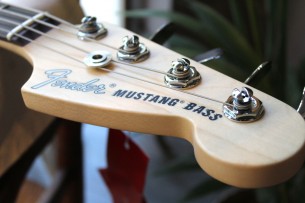 Fender “American Performer Mustang Bass, Aubergine,Rosewood “