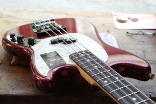 Fender “American Performer Mustang Bass, Aubergine,Rosewood “