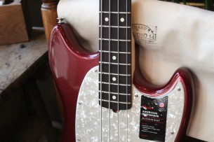 Fender “American Performer Mustang Bass, Aubergine,Rosewood “