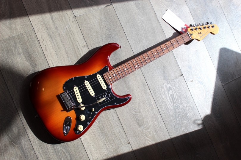 FENDER "Player Plus Stratocaster, Sienna Sunburst, Pau Ferro" GIGBAG, 3, 59 KG