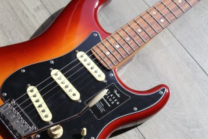 FENDER "Player Plus Stratocaster, Sienna Sunburst, Pau Ferro" GIGBAG, 3, 59 KG
