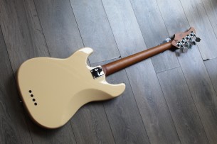 SIRE "Marcus Miller P5R Alder-4 Vintage White" 3, 68 KG