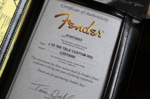 FENDER "Custom Shop Limited Edition '70S Tele - Relic - Aged Natural" HARDCASE & PAPERS, 3, 11 KG
