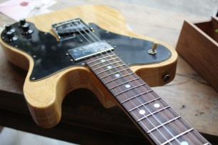 FENDER "Custom Shop Limited Edition '70S Tele - Relic - Aged Natural" HARDCASE & PAPERS, 3, 11 KG
