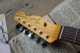 FENDER "Custom Shop Limited Edition '70S Tele - Relic - Aged Natural" HARDCASE & PAPERS, 3, 11 KG