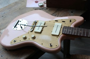 FENDER "Custom Shop Limited Edition '59 250K Jazzmaster Journeyman Relic Super Faded Aged Shell Pink"