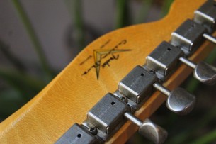 FENDER "Limited Edition '53 Telecaster Journeyman Relic, Aged Nocaster Blonde" HARDCASE