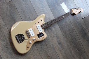 FENDER "Vintera II '50s Jazzmaster, Rosewood Fingerboard - Desert Sand with Deluxe Gig Bag" 3, 50 KG