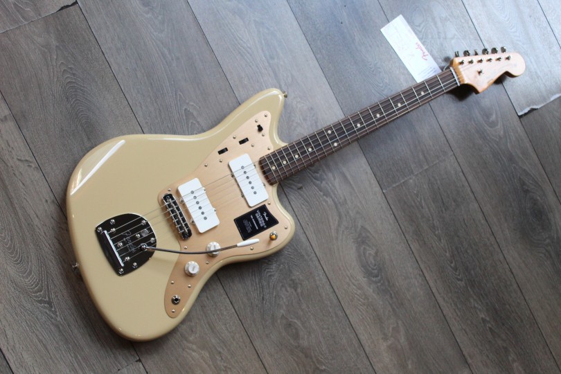 FENDER "Vintera II '50s Jazzmaster, Rosewood Fingerboard - Desert Sand with Deluxe Gig Bag" 3, 50 KG