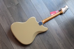 FENDER "Vintera II '50s Jazzmaster, Rosewood Fingerboard - Desert Sand with Deluxe Gig Bag" 3, 50 KG