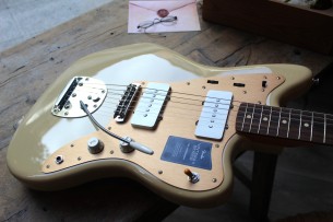 FENDER "Vintera II '50s Jazzmaster, Rosewood Fingerboard - Desert Sand with Deluxe Gig Bag" 3, 50 KG