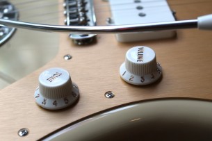 FENDER "Vintera II '50s Jazzmaster, Rosewood Fingerboard - Desert Sand with Deluxe Gig Bag" 3, 50 KG