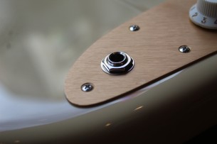 FENDER "Vintera II '50s Jazzmaster, Rosewood Fingerboard - Desert Sand with Deluxe Gig Bag" 3, 50 KG