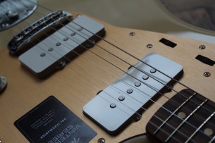 FENDER "Vintera II '50s Jazzmaster, Rosewood Fingerboard - Desert Sand with Deluxe Gig Bag" 3, 50 KG