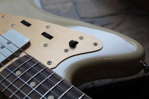 FENDER "Vintera II '50s Jazzmaster, Rosewood Fingerboard - Desert Sand with Deluxe Gig Bag" 3, 50 KG